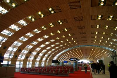 Vue des salles d'embarquement de l'aéroport Roissy–Charles de Gaulle