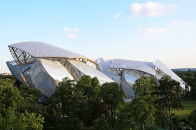 Façades vitrées et verrières de la fondation Louis Vuitton depuis le bois de Boulogne.