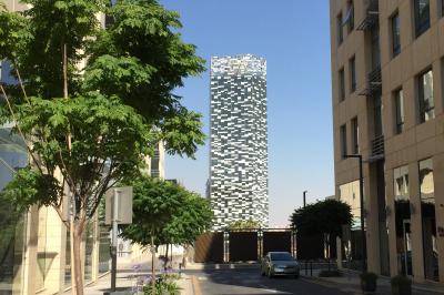 Tour Abdali dans son paysage urbain.