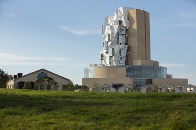 Vue extérieure de La Tour imaginée par Frank Gehry, janvier 2021. LUMA Arles, Parc des Ateliers, Arles (France)