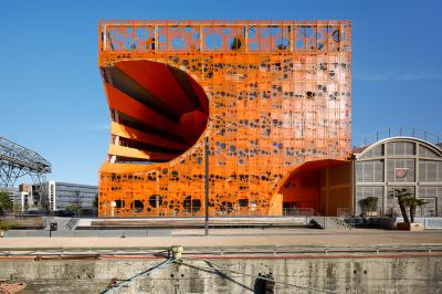 Le cube orange.