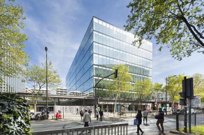 Le nouveau bâtiment est très largement vitré. Il permet d'ouvrir généreusement les plateaux de bureaux sur l'extérieur.