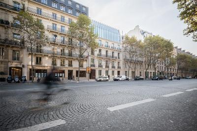 Vue latérale de l'immeuble 141 boulevard Haussmann.