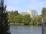 Le bâtiment dans le cadre verdoyant de l'île de la Jatte, sur les rives de la Seine.