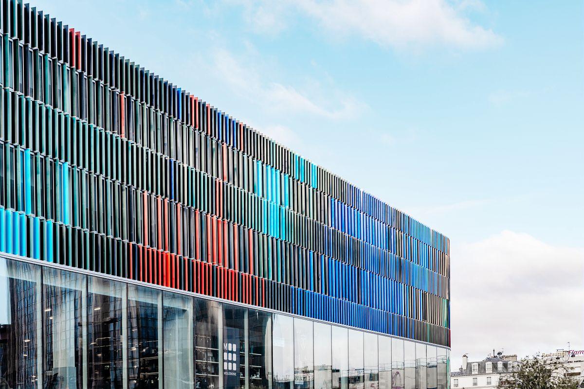 The color scheme of the facade slats reflects the palette of the two Vasarely frescoes inside the station, with shades of blue and green on the Mouchotte Street side.