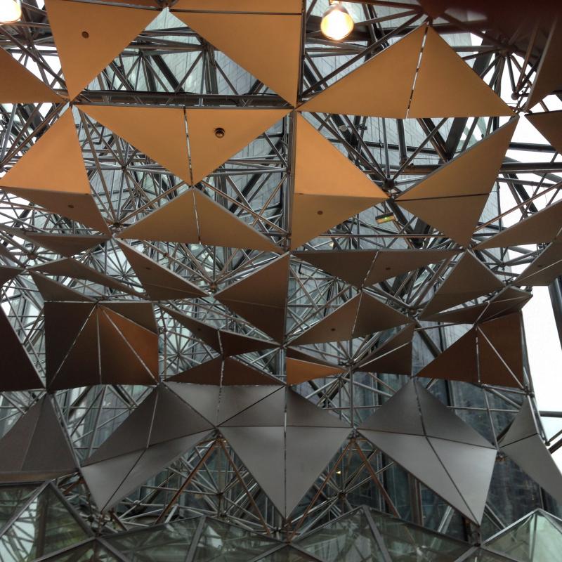 La plafond au niveau de la verrière de l'entrée.