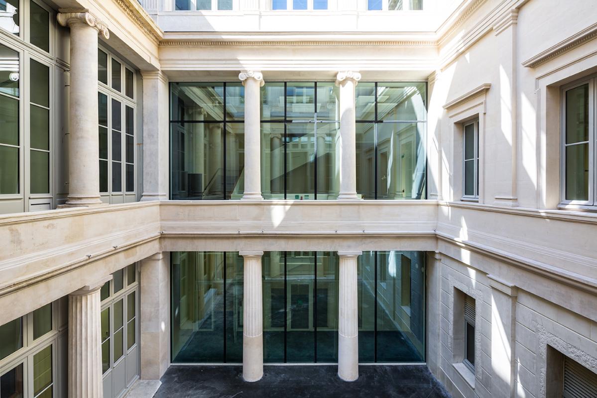 Façade du patio du Palais de Justice de Marseille.