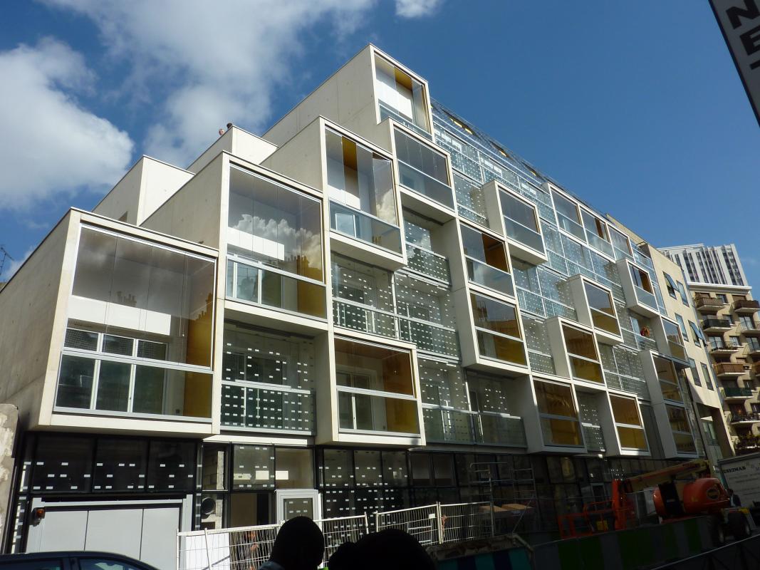 Vue de l'immeuble de logements depuis la rue Riquet à Paris