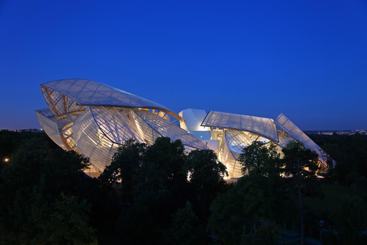 Fondation Louis Vuitton at night?