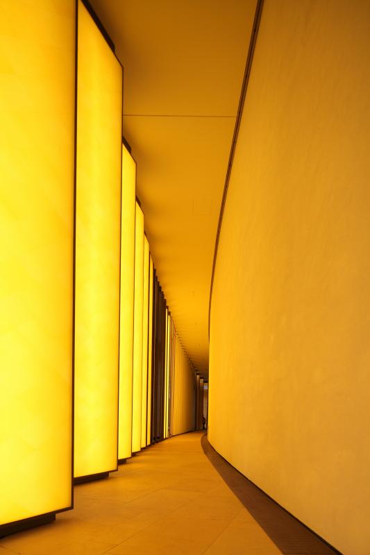 L'arrière des colonnes éclaire en jaune la coursive du Grotto.