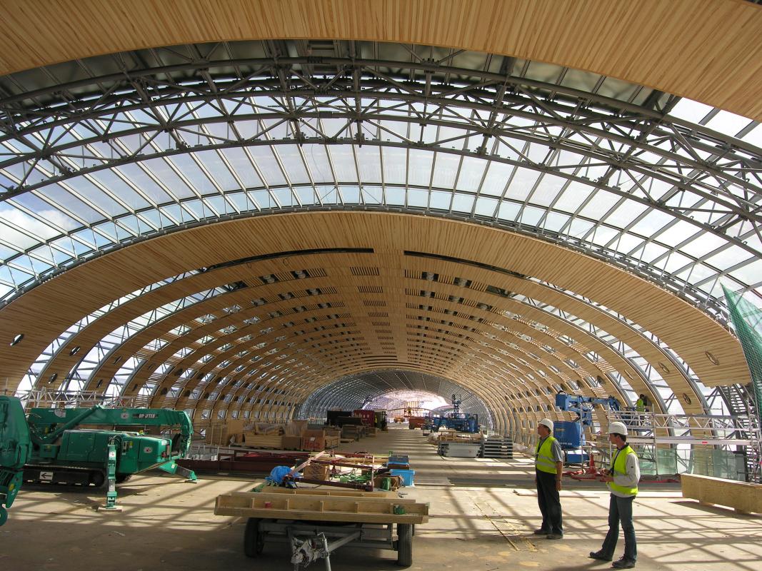 Des verrières sont disposés le long du bâtiment.