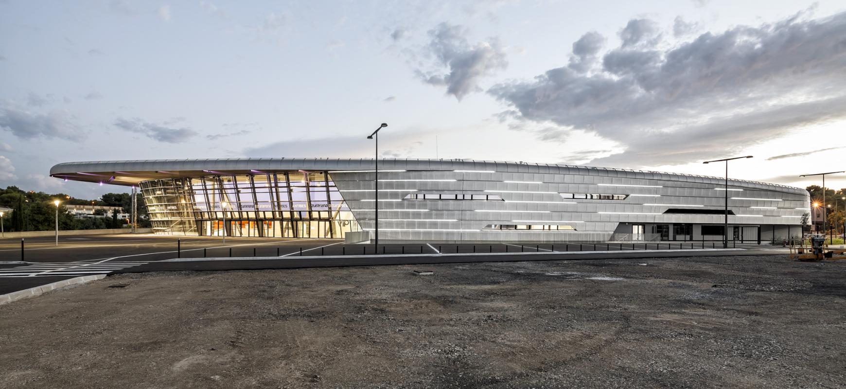 Vue panoramique de la salle omnisports Azur Arena à Antibes.