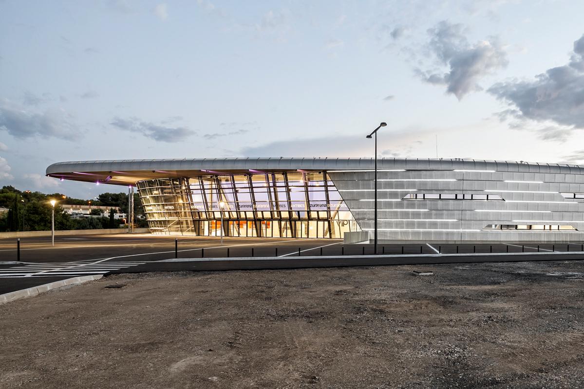 Vue extérieure de la salle omnisports Azur Arena à Antibes.