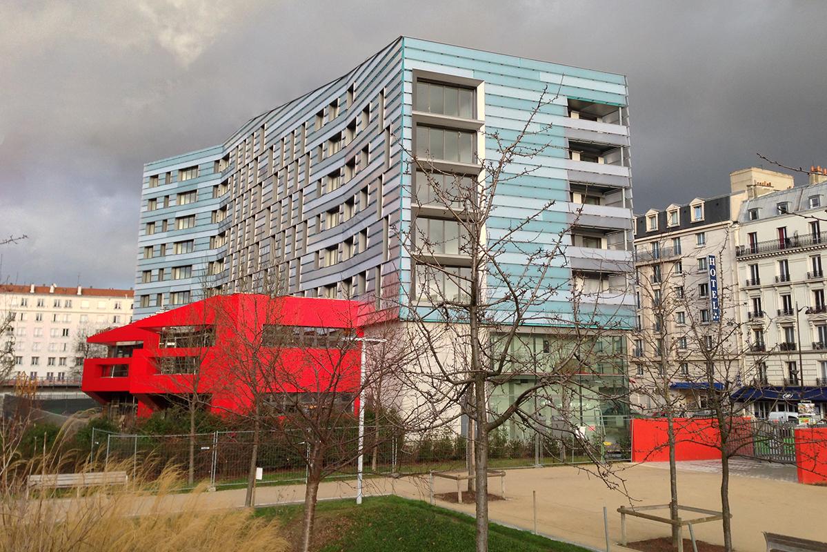 Le bâtiment s'ouvre sur le jardin public.