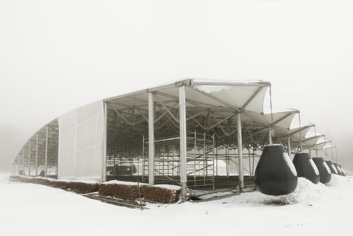 Couverture du site de fouilles archéologiques de Bibracte sous la neige