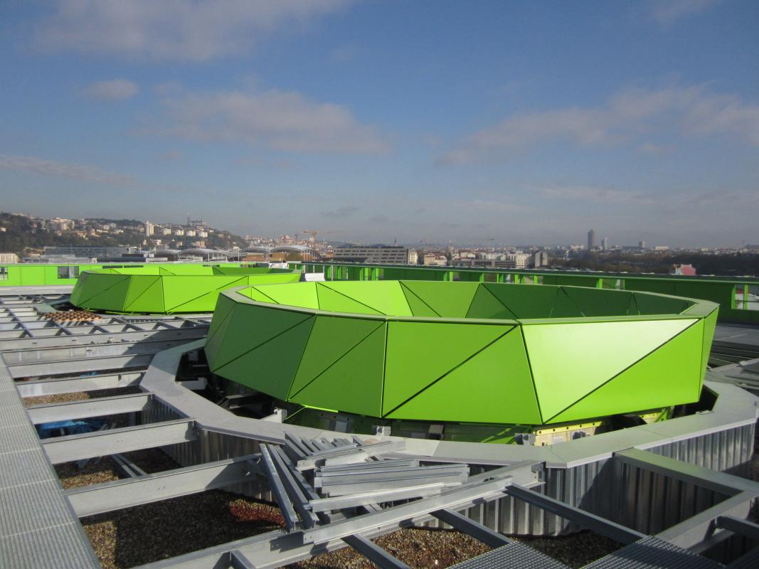 Habillage des anneaux supérieurs par leur panneaux de vêtures vert.