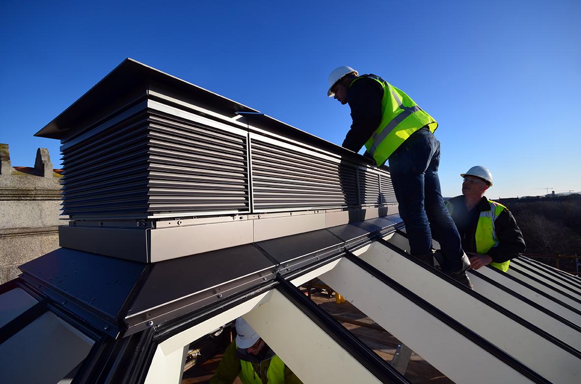 Faîtage ventilé de la verrière en cours de finition.