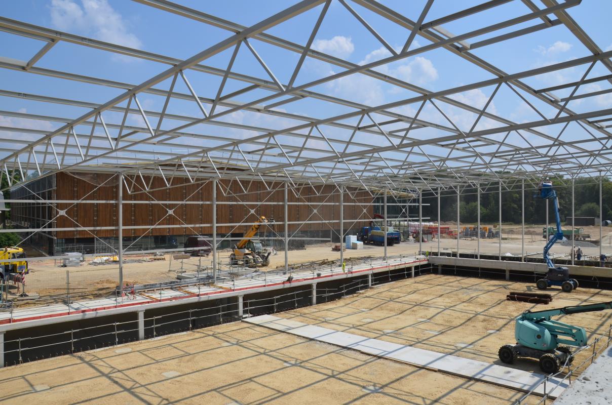 La halle de la piscine en chantier.