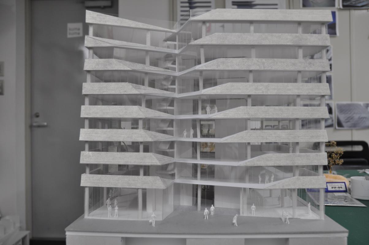 La maquette du bâtiment de bureaux, à l'angle de l'îlot.