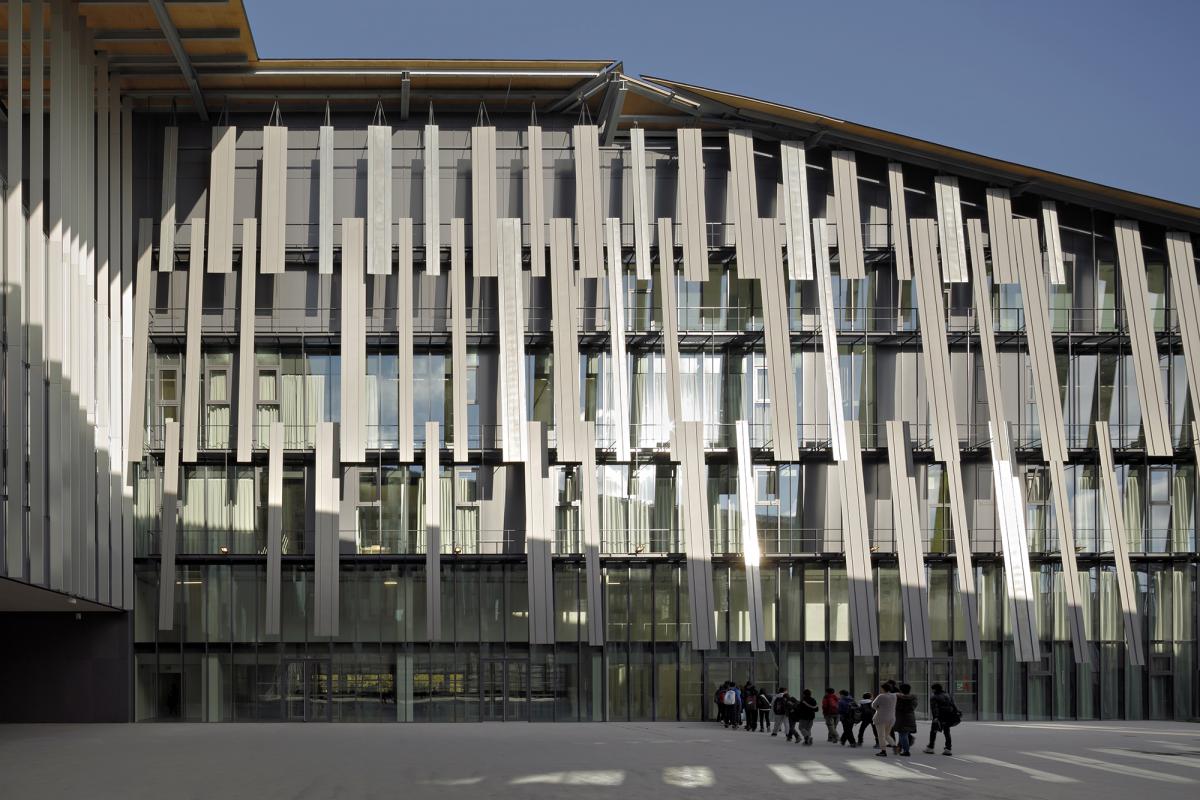 Façade intérieure dans la cour de récréation de l'école.