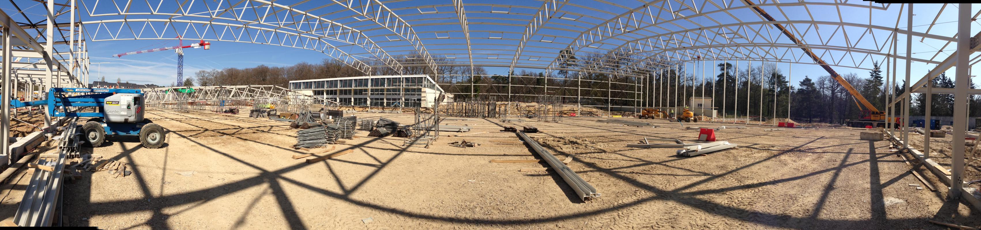 Panoramique d'une halle en chantier