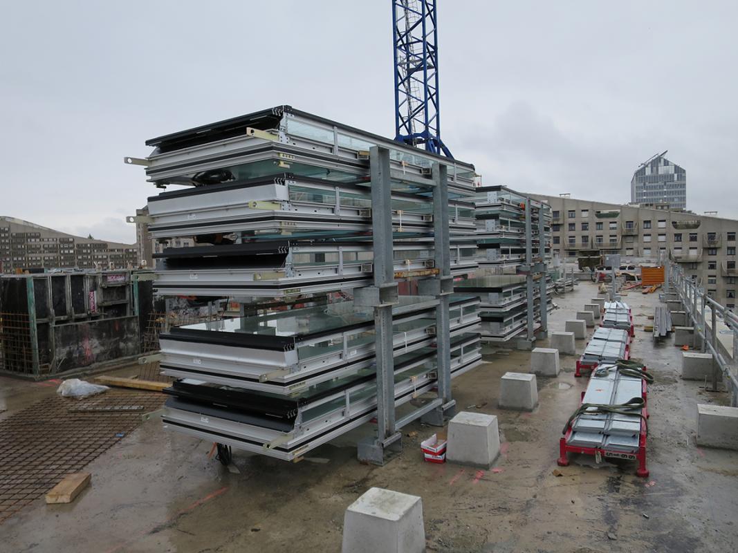 Stockage des blocs de façade en terrasse.