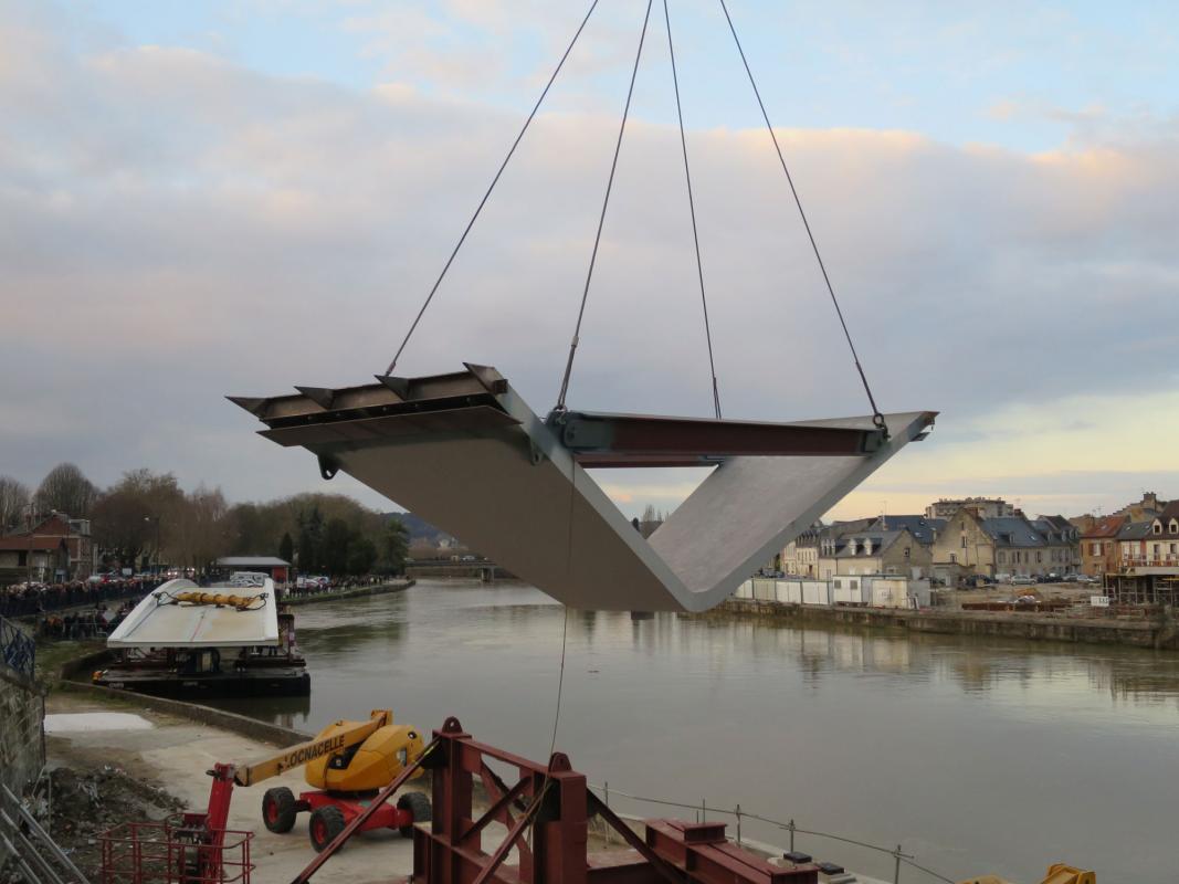 Hissage des appuis de la passerelle des anglais