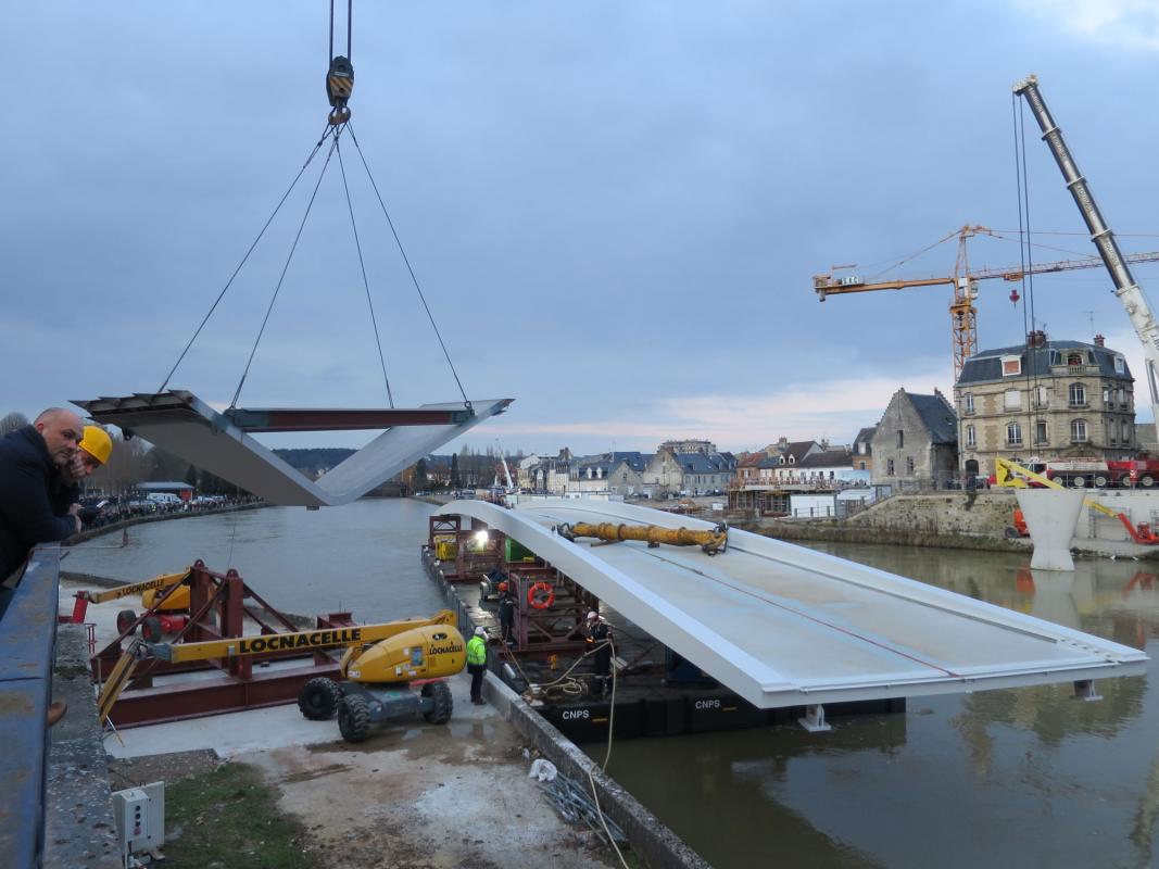 Hissage de la passerelle de Soissons