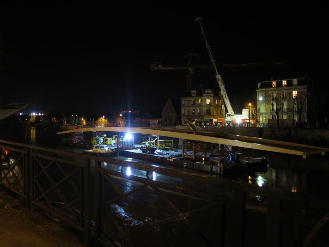 Hissage nocturne de la passerelle de Soissons