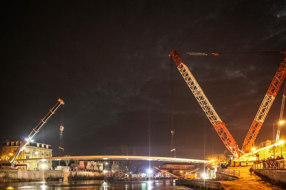 Hissage nocturne de la passerelle de Soissons