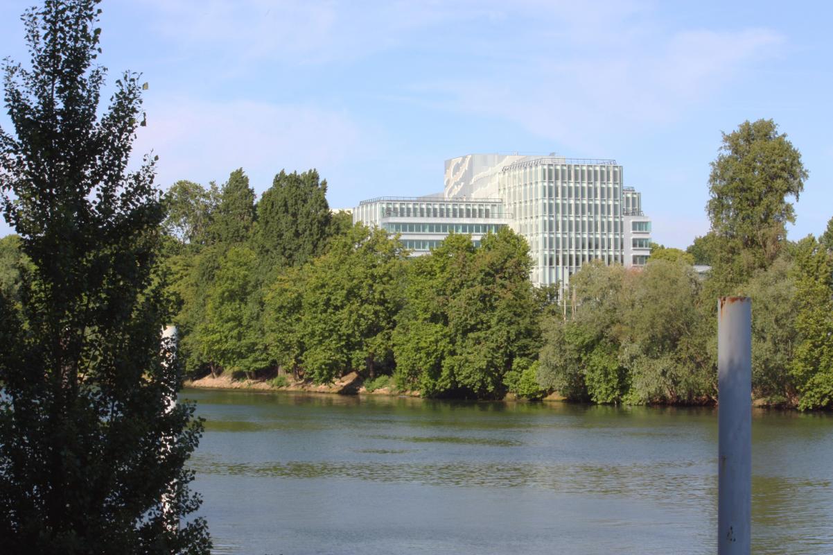 Le bâtiment dans le cadre verdoyant de l'île de la Jatte, sur les rives de la Seine.