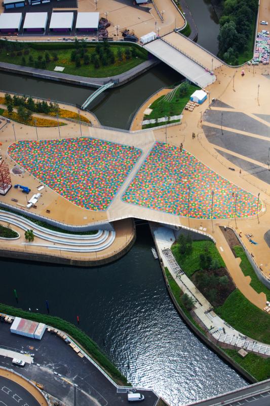 Vue aérienne du parc olympique, du stade et de la passerelle durant les Jeux.