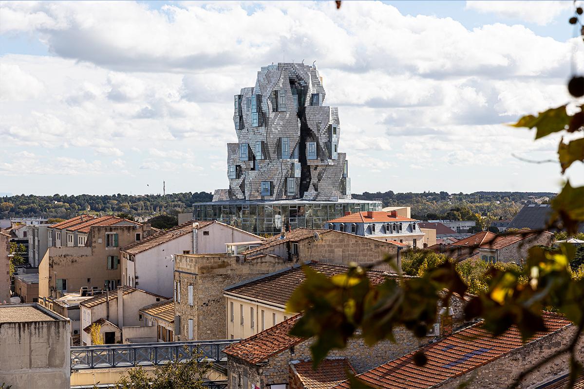 Vue extérieure de La Tour imaginée par Frank Gehry, janvier 2021. LUMA Arles, Parc des Ateliers, Arles (France)