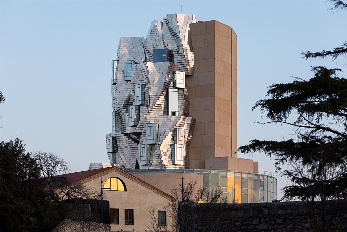 Vue extérieure de La Tour imaginée par Frank Gehry, janvier 2021. LUMA Arles, Parc des Ateliers, Arles (France)