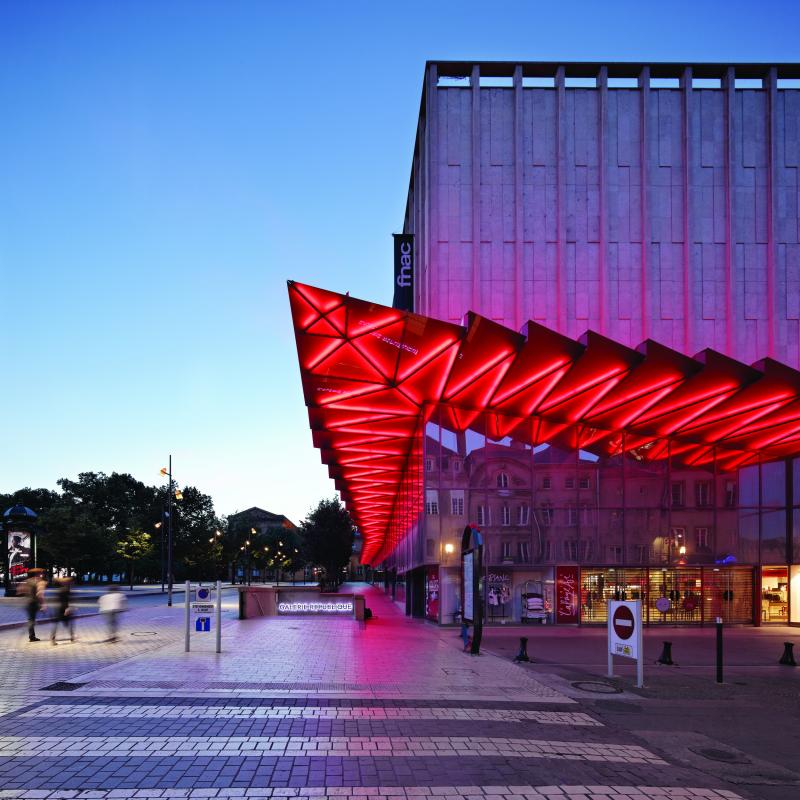 La marquise est éclairé en rouge durant la nuit.