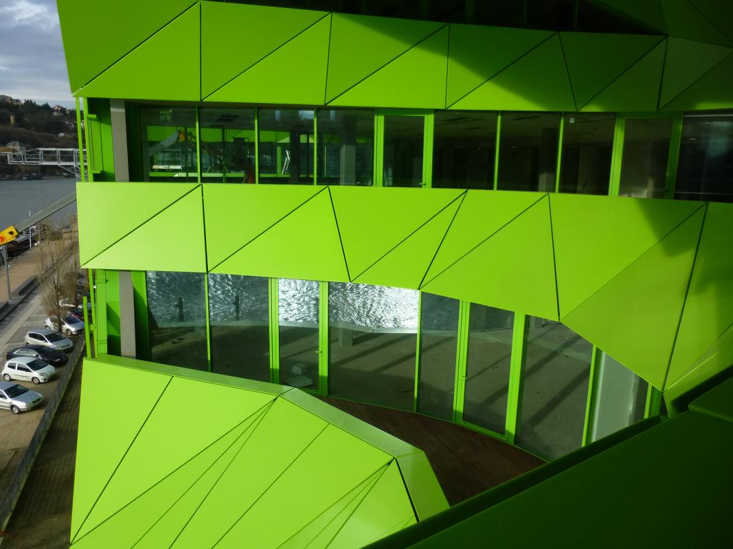 Reflet de la Saône dans les façades vitrées des terrasses des cônes.