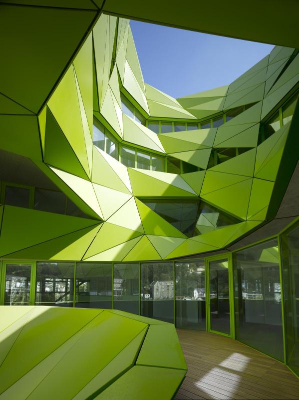 Un espace de terrasse crée dans l'évidement du cône.