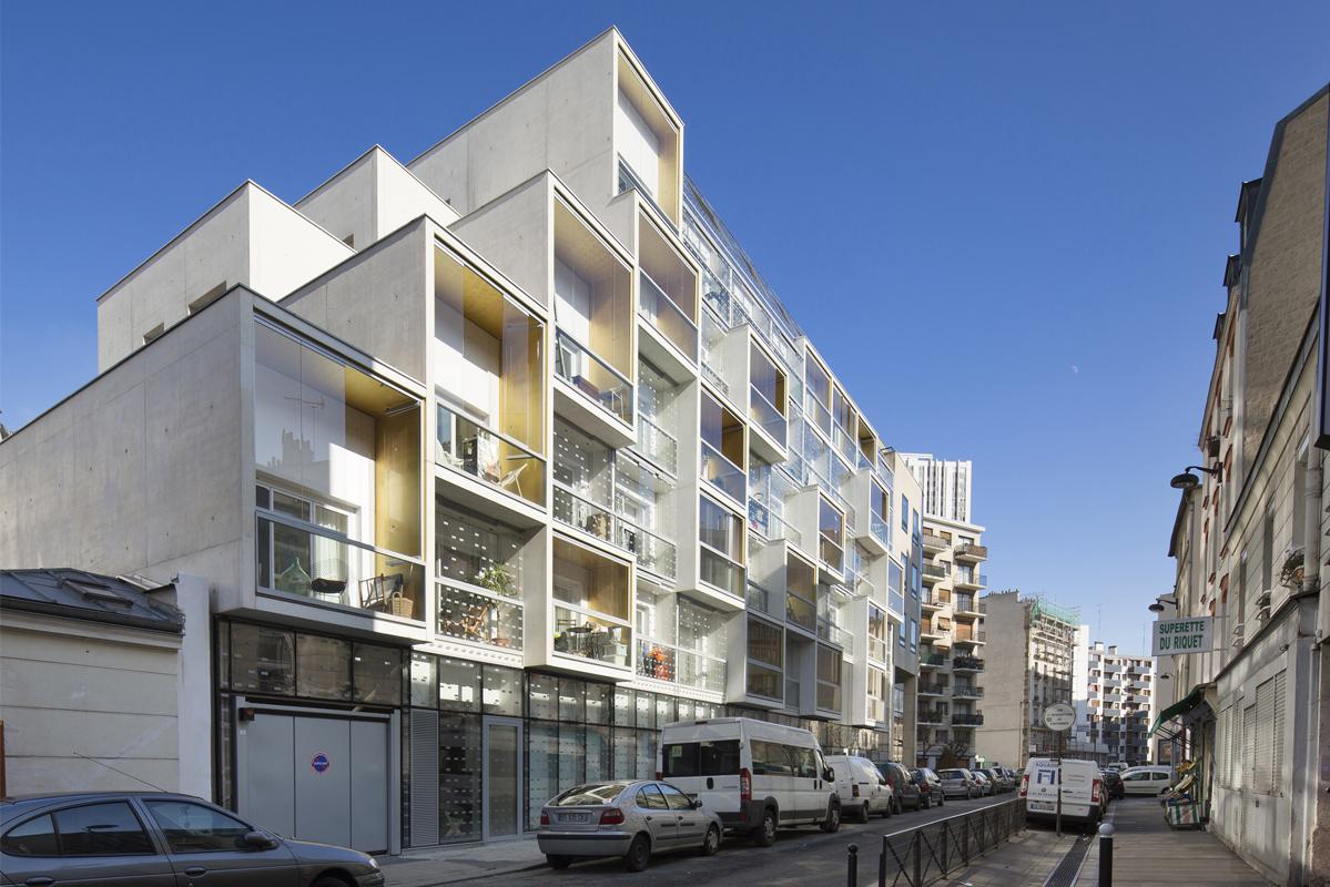 Vue de l'immeuble de logements depuis la rue Riquet à Paris