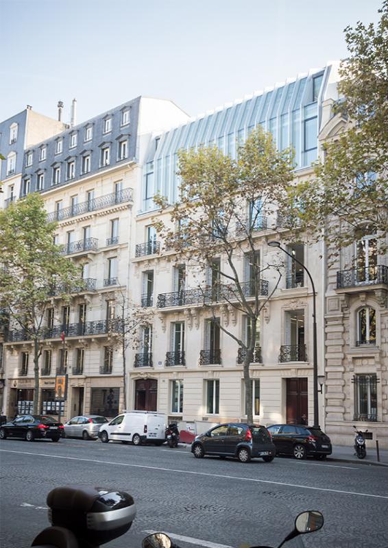 Vue latérale de l'immeuble 141 boulevard Haussmann.