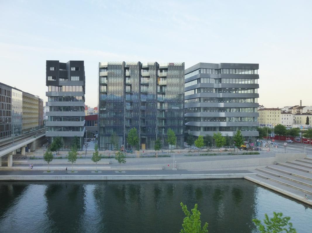 Les 3 bâtiments donne sur les quais de Saône.