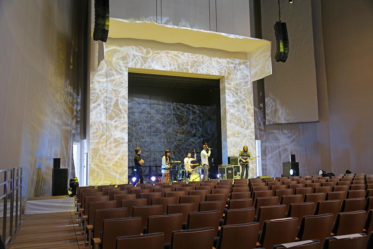 Concert sonorisé dans l'auditorium de la Fondation Louis Vuitton.